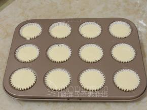 将蛋糕糊挤入模具，约9分满，挤好之后将模具轻轻的震一下，震出气泡。