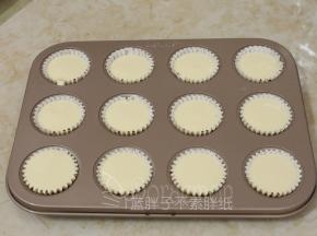 将蛋糕糊挤入模具，约9分满，挤好之后将模具轻轻的震一下，震出气泡。