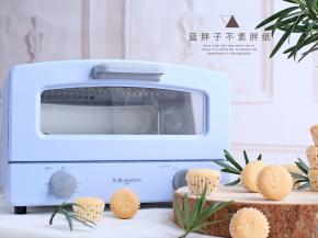 烤好的蛋糕脱模之后放在烤网上晾凉。