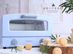 烤好的蛋糕脱模之后放在烤网上晾凉。