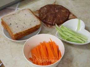 准备好原材料。黄瓜和胡萝卜都去皮切成小条。