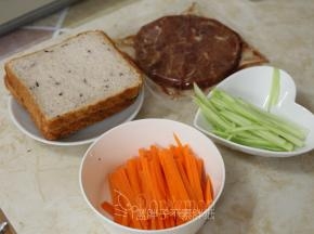 准备好原材料。黄瓜和胡萝卜都去皮切成小条。