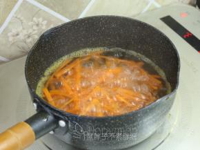 水开之后放入胡萝卜，焯熟。