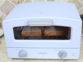 吐司片用东菱小烤箱加热，180摄氏度，8分钟。