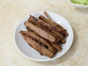 吐司片烘烤期间把牛扒煎好，并切成条。