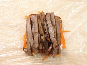 接着铺上牛扒条。