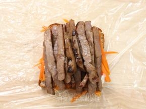 接着铺上牛扒条。