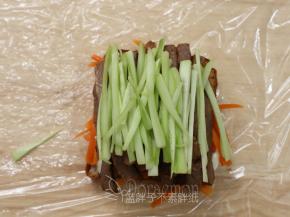 紧跟着铺上黄瓜条。