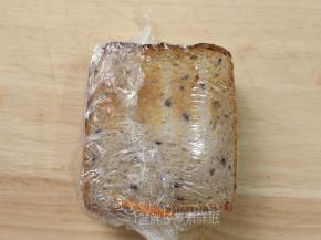 最后盖上另一片吐司片。用保鲜膜把它们包起来。