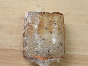 最后盖上另一片吐司片。用保鲜膜把它们包起来。