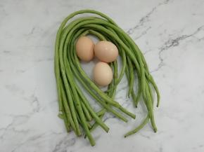 准备长豆角和鸡蛋