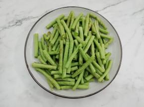 长豆角去除两头，然后用水洗干净，切成适当的段