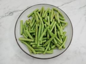 长豆角去除两头，然后用水洗干净，切成适当的段