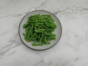 焯熟的长豆角捞出沥干水分