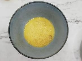 鸡蛋打入碗中加入少许的盐，然后打散