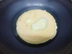 锅中加入适量的油烧到七成热时，把鸡蛋打入碗中煎熟