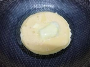 锅中加入适量的油烧到七成热时，把鸡蛋打入碗中煎熟