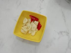 小米椒切成三段，蒜切成片