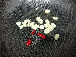 把小米椒和蒜放入锅中，炒出香味