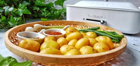 准备面一点的土豆煎味道才更好吃，不喜欢辣的可以换成椒盐与孜然粉。