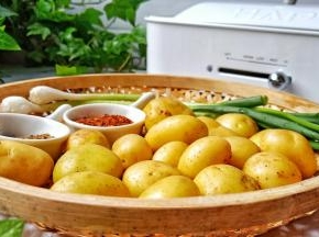 准备面一点的土豆煎味道才更好吃，不喜欢辣的可以换成椒盐与孜然粉。