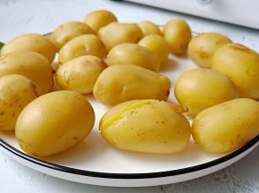 蒸好的土豆凉一下再剥，不然烫手。