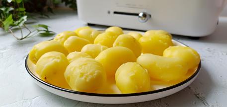 土豆剥皮味道更好。