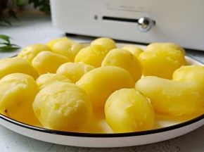 土豆剥皮味道更好。