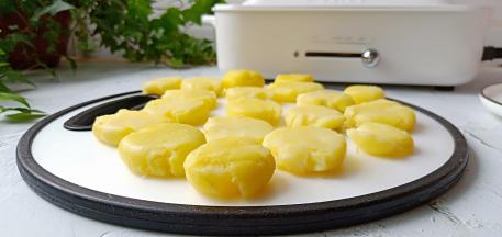 土豆装一个保鲜袋，轻轻敲一下，这样敲好的土豆形状完整。