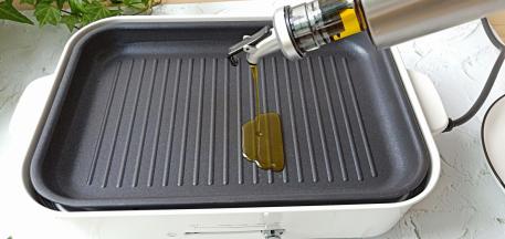 多功能锅开大火，加适量的食用油。