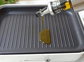 多功能锅开大火，加适量的食用油。