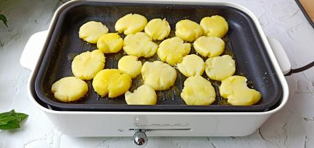 依次码上土豆饼，全程开大火煎。