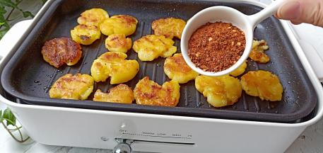 撒点辣椒粉（这辣椒粉是专门拿来蘸的那种）