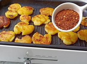 撒点辣椒粉（这辣椒粉是专门拿来蘸的那种）