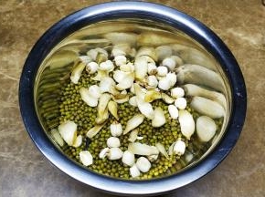 准备好绿豆、百合、莲子