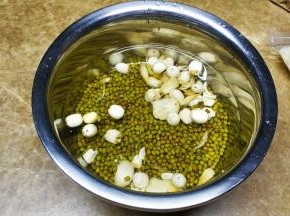 浸泡绿豆、百合、莲子30分钟