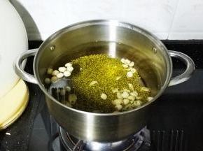 煲里放入足量水，水开后放入绿豆、百合、莲子
