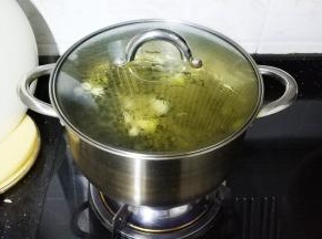 十五分钟后转中火盖上盖子煲40分钟