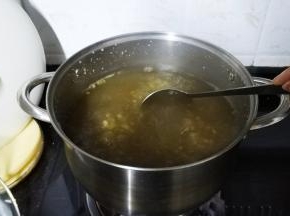 其实打开盖，用汤勺子从煲底搅拌，防止粘锅。搅拌后再盖上盖子继续煮