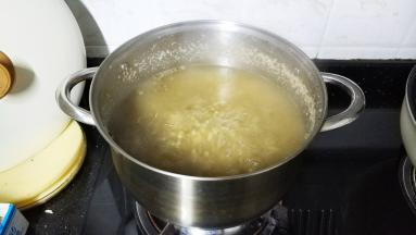 煮至绿豆脱壳起沙后转大火