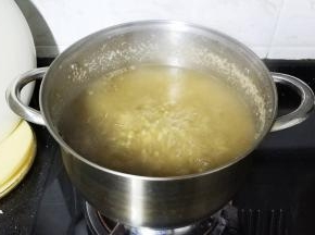 煮至绿豆脱壳起沙后转大火