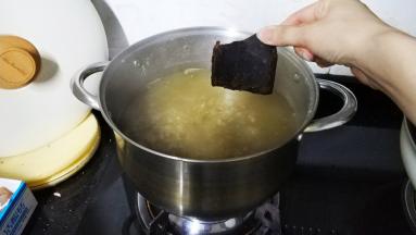 放入红糖再煲五分钟（红糖量按自己喜甜程度来放）