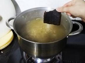 放入红糖再煲五分钟（红糖量按自己喜甜程度来放）