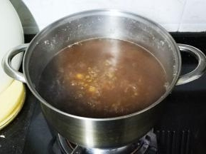 红搪融化后，颜色变红，可试试甜度是否合适，淡了再加糖，甜了再加水煲一会儿