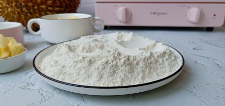 准备食材，黄油提前拿出来软化，榴莲必须新鲜剥才更有味。