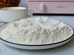 准备食材，黄油提前拿出来软化，榴莲必须新鲜剥才更有味。