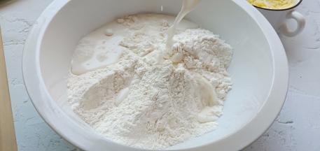 盐与面粉搅拌均匀，再加牛奶。