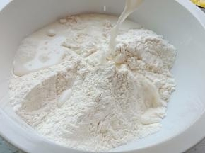 盐与面粉搅拌均匀，再加牛奶。