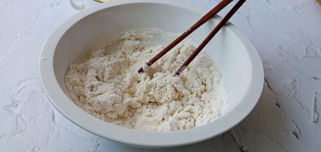 一边倒牛奶一边拌，拌成絮状。