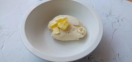 加黄油继续揉。